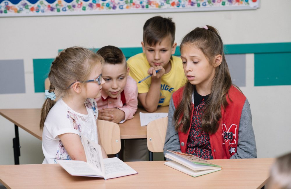 group-og-schoolchildren-classroom